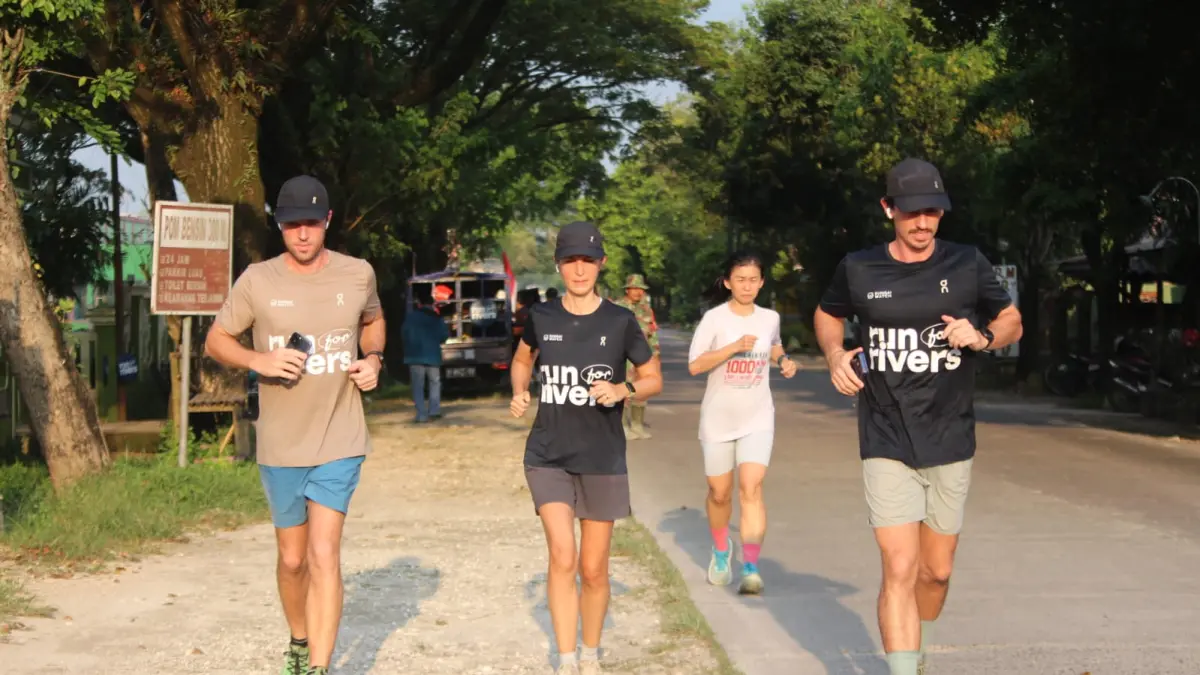 RUN FOR RIVERS: Gary, Sam dan Kelly Sungai Watch saat lari memasuki wilayah Desa Kradenan Kecamatan Kradenan, Grobogan. (SIROJUL MUNIR/RADAR KUDUS)