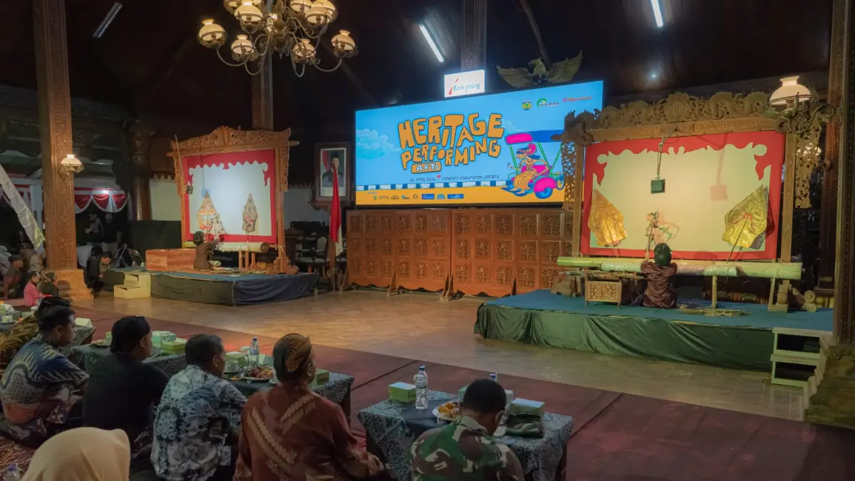 SARAT MAKNA: Pengunjung dibuat terpukau dengan penampilan dua dalang perempuan, pada Sabtu (25/4) malam.