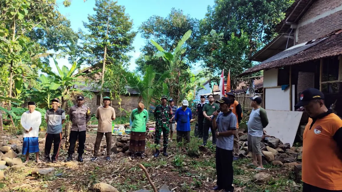 SENGKUYUNG BARENG: Proses awal pembangunan rumah salah satu wanita paruh baya, di Desa Banjaran, Bangsri, pada Minggu (26/4).