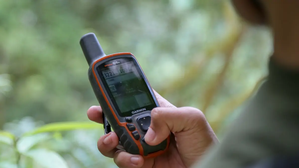 Anggota Peka Muria mengeset titik koordinat lokasi peletakan kamera trap pemantau satwa di hutan Pegunungan Muria, Desa Colo, Kudus, Jawa Tengah, Sabtu (24/5/2026).