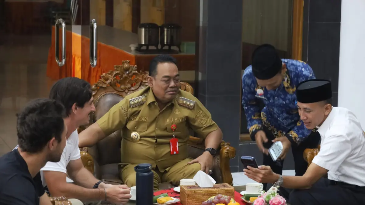 AUDIENSI: Sam, Gary dan Kelly saat audiensi dengan Bupati Grobogan Setyo Hadi. (INTAN MAYLANI/RADAR KUDUS)
