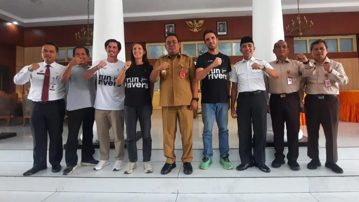 AUDIENSI: Sam, Kelly dan Gary Bencheghib didampingi Direktur Jawa Pos Radar Kudus saat bertemu Bupati Grobogan Setyo Hadi. (INTAN MAYLANI/RADAR KUDUS)