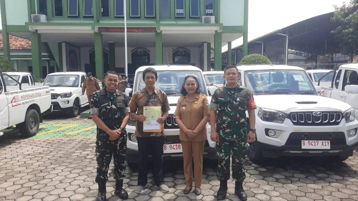 DISERAHKAN: Dandim 0717/Grobogan Letkol Inf Wefri Sandiyanto saat menyerahkan mobil pikap ke KDMP Karangsari Kecamatan Brati. 