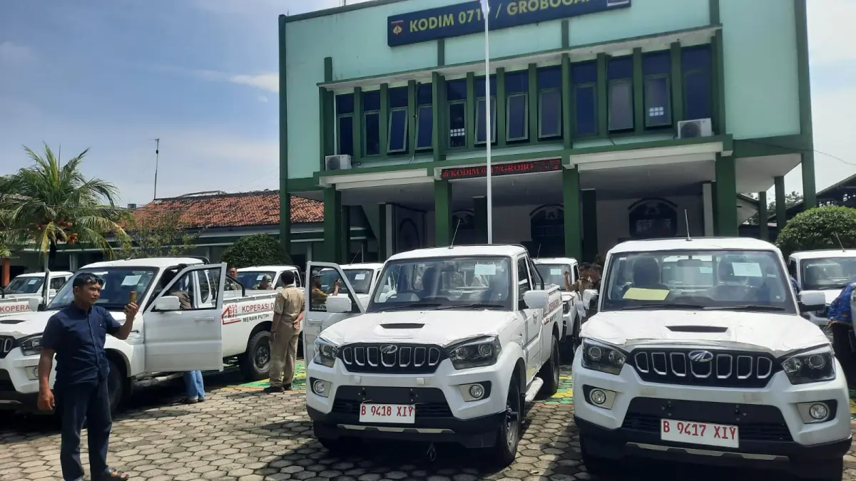 DISERAHKAN: Sejumlah desa saat mengambil pikap Mahendra di makodim. (INTAN MAYLANI SABRINA/RADAR KUDUS)
