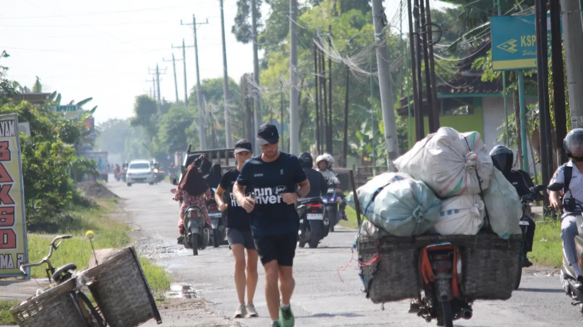DITENGAH KERAMAIAN – Gary bersama Sam Bencheghib melakukan run for rovers di Jalan Purwodadi -  Kuwu Kabupaten Grobogan. 