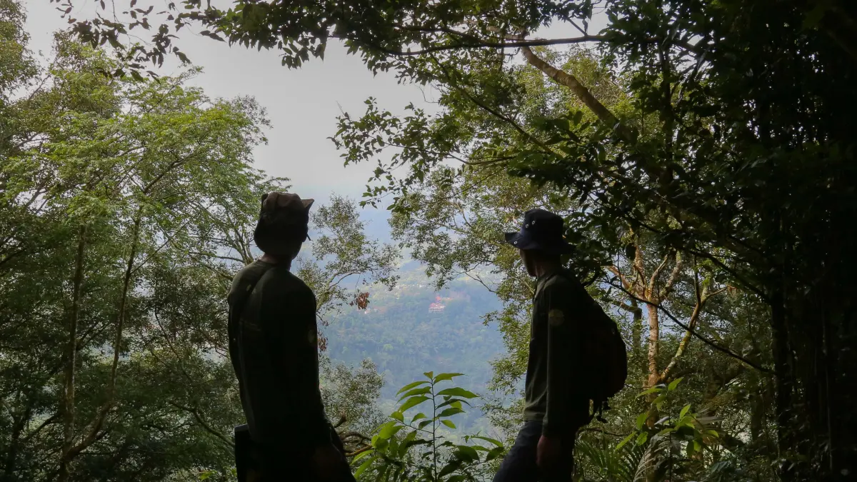 GALIH ERLAMBANG W/ Radar Kudus: PENGAMATAN: Kedua anggota Peka Muria mengamati hutan pegunungan Muria di Desa Colo, Kudus, Jawa Tengah, Sabtu (25/4/2026).