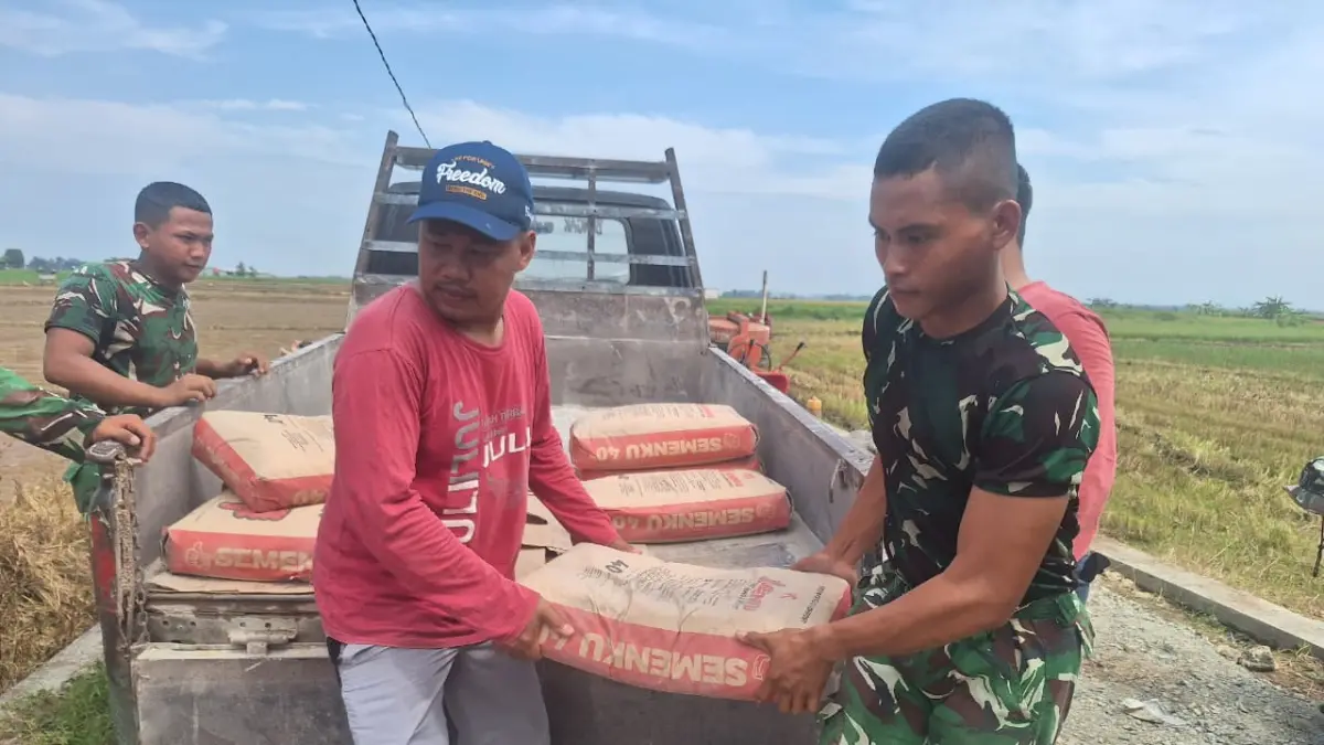 Gotong – royong Satgas TMMD Reguler Kodim 0718/Pati mengangkut semen untuk membuat adonan beton. (SATGAS TMMD REGULER KODIM 0718/PATI UNTUK RADAR KUDUS)