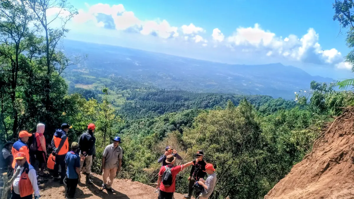 MEMBENTANG: Kondisi area perbukitan di jalur baru Duplak - Sumanding, tebing dikepras buat jalan. (CAMAT KELING UNTUK RADAR KUDUS)