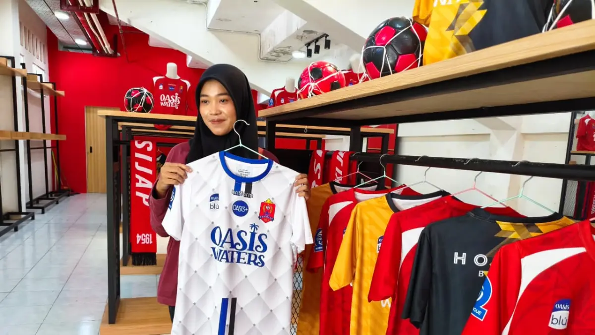 Penjualan jersey resmi Persijap Jepara cukup tinggi di Persijap Store komplek Stadion Gelora Bumi Kartini Jepara, Jumat (25/4). (ACHMAD ULIL ALBAB/RADAR KUDUS)