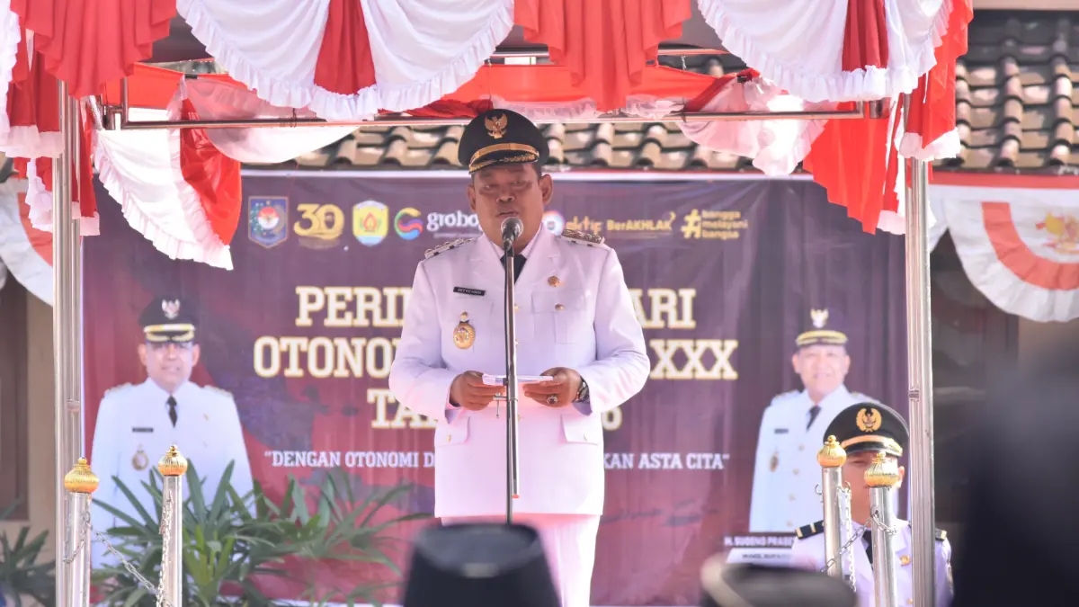 PIMPIN UPACARA – Bupati Grobogan Setyo Hadi memimpin jalanya rapat hari otonomi daerah di halaman Kecamatan Tawangharjo, Senin (27/4). 