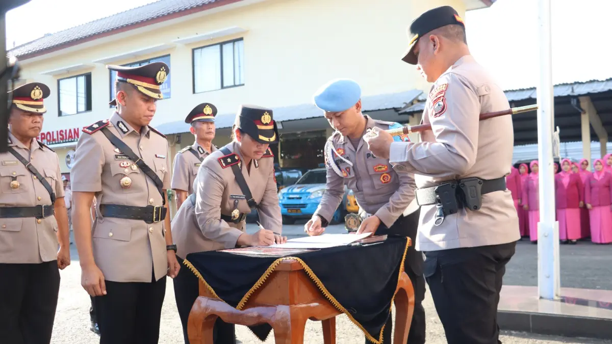 POLRES RBG UNTUK RADAR KUDUS

SERTIJAB: Kapolres Rembang AKBP M. Faisal Pratama saat memimpin sertijab Wakapolres hingga Kapolsek di halaman Mapolres Rembang, Jumat lalu (24/4).&nbsp;