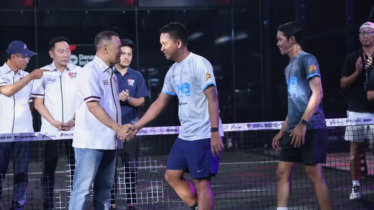 SALAM HANGAT: Gubernur Jawa Tengah, Ahmad Luthfi hadir langsung saat penutupan dan penyerahan medali kepada para pemenang Sirnas Padel seri II-Semarang di Main Padel, Kota Semarang, Minggu, 26 April 2026 malam.&nbsp;