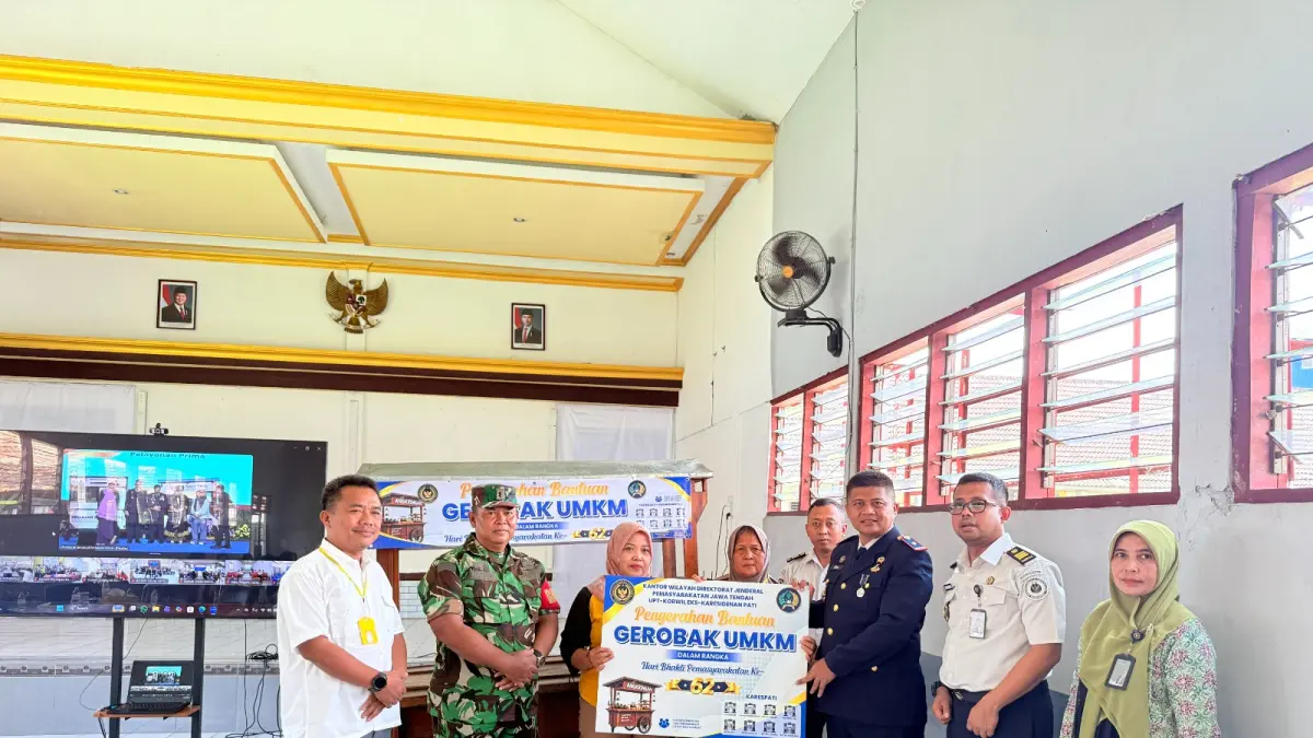 SERAHKAN BANTUAN – Kepala Lapas Purwodadi Erik Murdiyanto menyerahkan bantuan Gerobak PKL dalam rangka HBP ke 62 di Lapas Purwodadi setempat. 