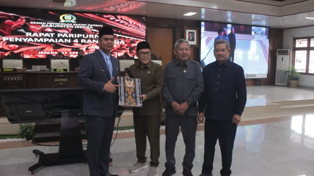 SINERGIS: Bupati Jepara Witiarso Utomo serahkan draf Ranperda kepada Ketua DPRD Kabupaten Jepara Agus Sutisna pada rapat paripurna Senin (27/4). (FIKRI THOHARUDIN/RADAR KUDUS)