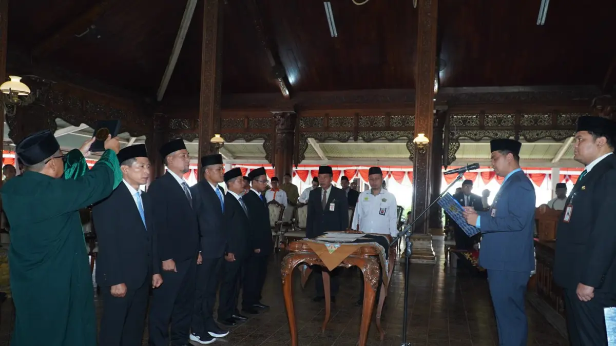 BARU: Bupati Jepara Witiarso Utomo atau Wiwit resmi melantik lima pimpinan BAZNAS Jepara periode 2026–2031 di Pendopo R.A. Kartini, Senin (27/4). 