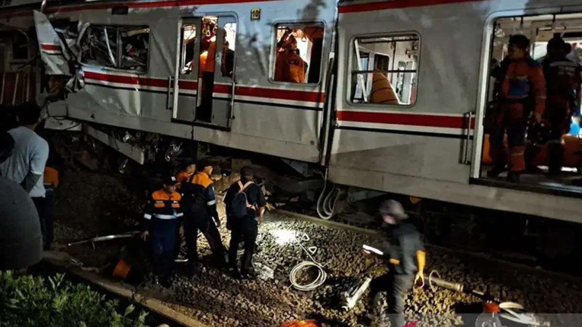 Basarnas berkonsentrasi penuh melakukan pemotongan badan gerbong kereta untuk mengevakuasi sejumlah penumpang KRL yang masih terjepit. (ANTARA)