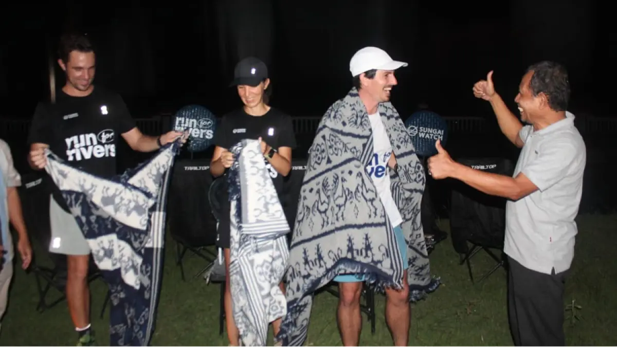 CENDERAMATA: Tiga penggagas Run for Rivers mendapat kenang-kenangan kain tenun Troso kenang-kenangan dari Jawa Pos Radar Kudus. (SIROJUL MUNIR/RADAR KUDUS)