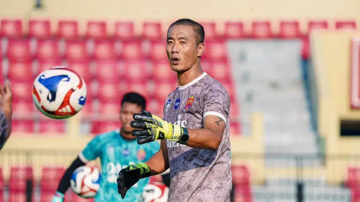 DI BALIK LAYAR: Pelatih Kiper Persijap, Yoo Jaehoon, tengah memberikan pendampingan dalam sesi latihan. (MO PERSIJAP JEPARA UNTUK RADAR KUDUS)