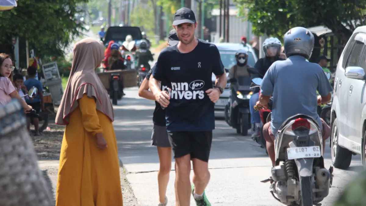 DISAPA EMAK-EMAK: Gary dan Kelly mendapat sambutan dari warga saat berlari Jalan Purwodadi-Kuwu. (SIROJUL MUNIR/RADAR KUDUS)