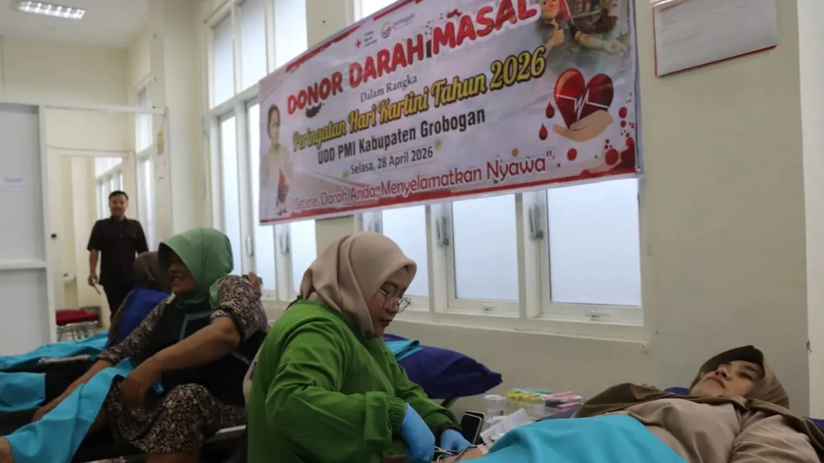 DONOR: Sejumlah warga saat melakukan donor darah di PMI Grobogan.