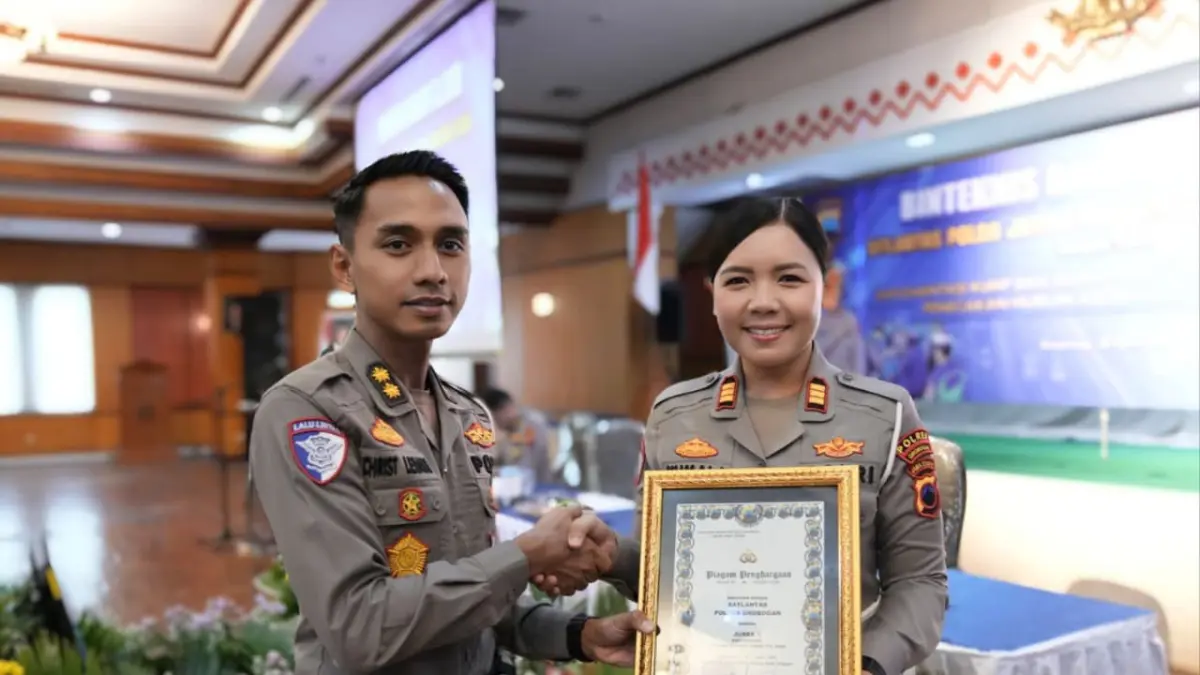JUARA: Kasat Lantas Polres Grobogan AKP Kumala Enggar Anjarani saat menerima penghargaan Juara 1 Pos Terpadu Polda Jateng. (SATLANTAS GROBOGAN UNTUK RADAR KUDUS)
