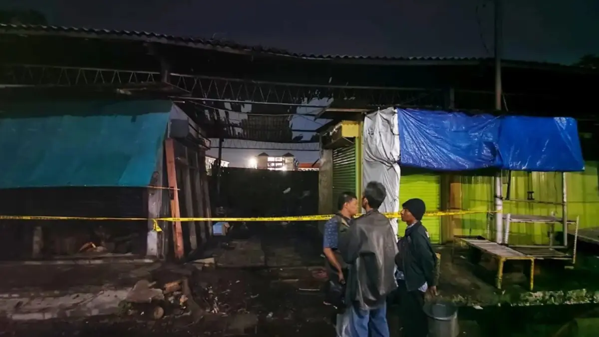 Kebakaran melanda sejumlah lapak pedagang kaki lima (PKL) di kawasan Pasar Waru Semarang, Senin (27/4/2026).