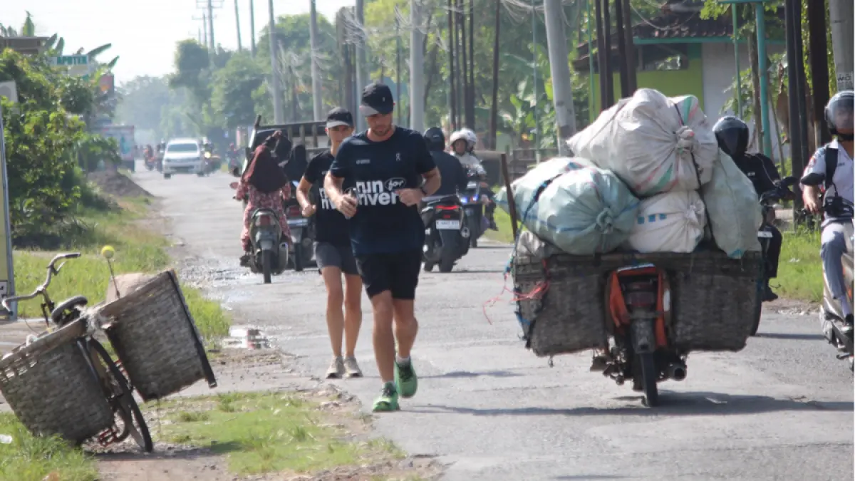 KHAS PERDESAAN: Gary dan Kelly berlari melintasi Jalan Purwodadi-Kuwu, tepatnya di Desa Kambuhan, Purwodadi, Grobogan. (SIROJUL MUNIR/RADAR KUDUS)