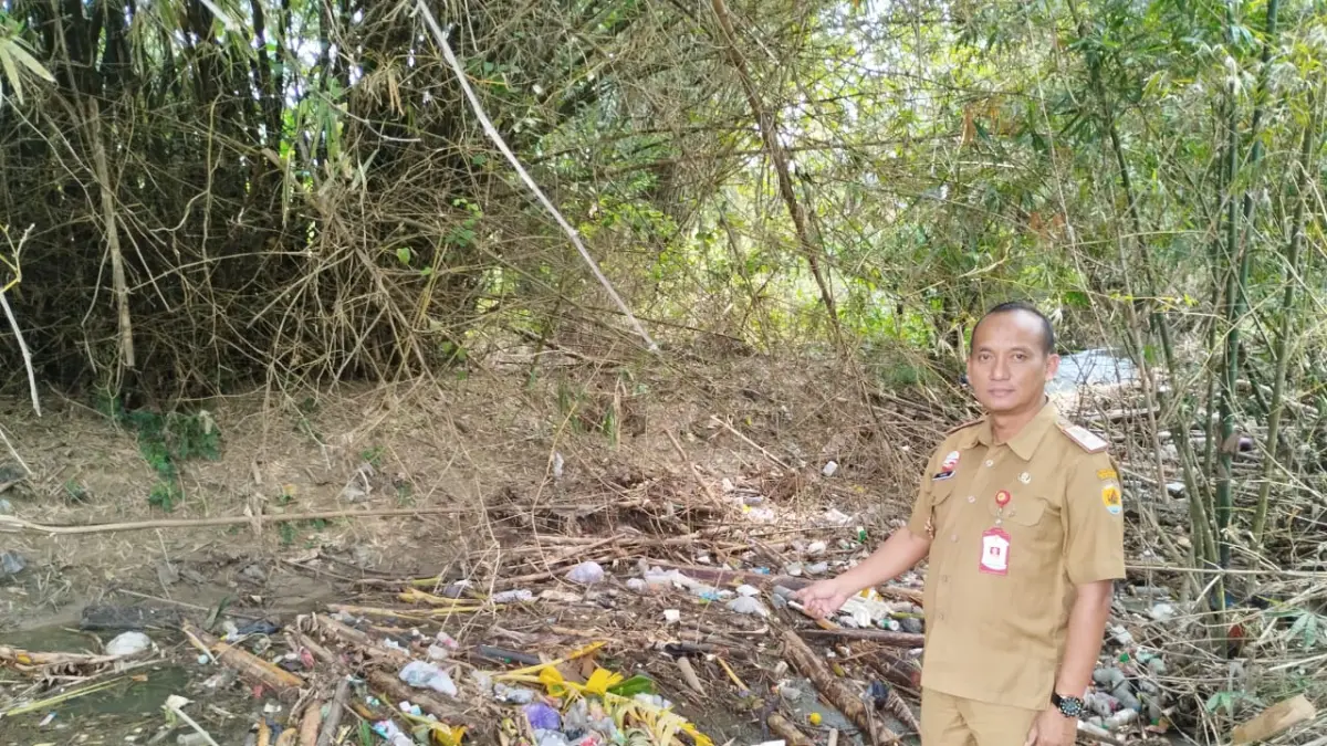 MENGECEK: Kepala DLH Grobogan Heru Dwi Cahyono saat mengecek lokasi clean up Kali Jajar Lama.