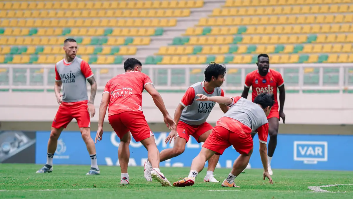 PRIMA: Para pemain Persijap Jepara tengah menjajaki latihan bersama di Banten Internasional Stadium pada Selasa (28/4) sore.
