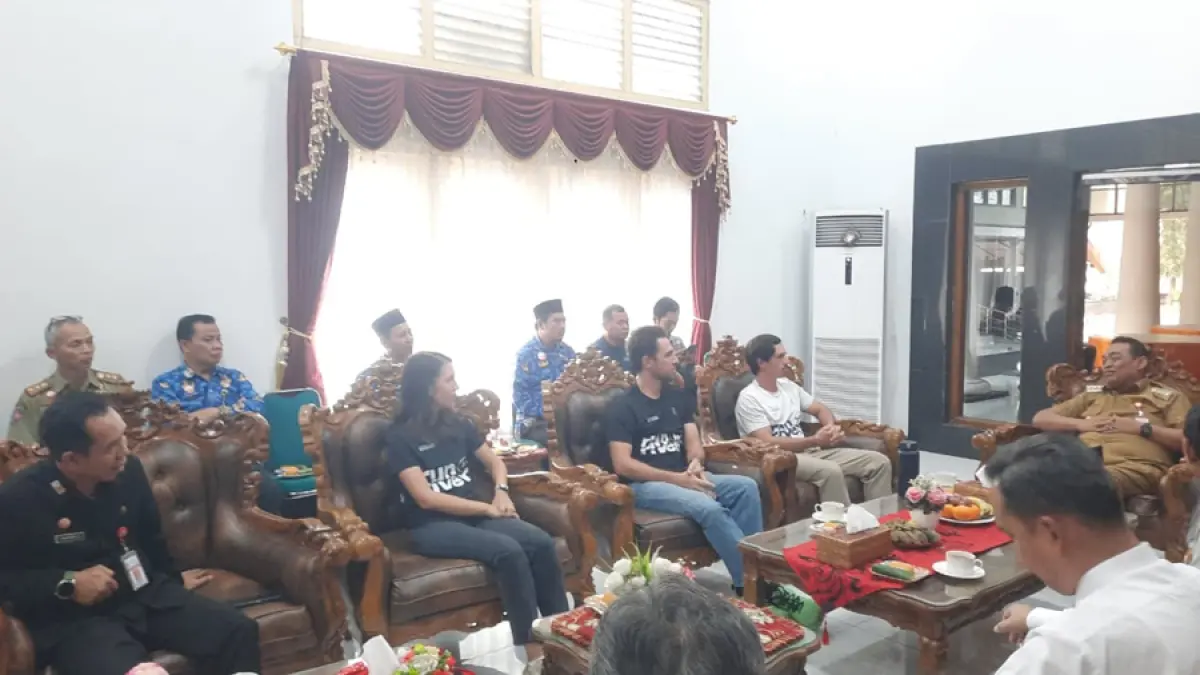 SAMPAIKAN TEMUAN: Gary, Kelly, dan Sam Bencheghib beraudiensi dengan Bupati Grobogan Setyo Hadi serta forkopimda di Pendapa Kabupaten Grobogan kemarin siang. (INTAN M. SABRINA/RADAR KUDUS)