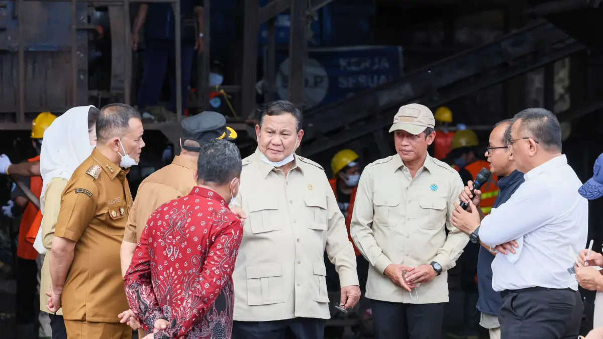 TERKESAN: Gubernur Jawa Tengah, Ahmad Luthfi, mendampingi Presiden Prabowo dalam kunjungan ke Tempat Pengolahan Sampah Terpadu Berbasis Lingkungan dan Edukasi (TPST BLE) di Desa Kaliori, Banyumas, Selasa (28/4/2026). 