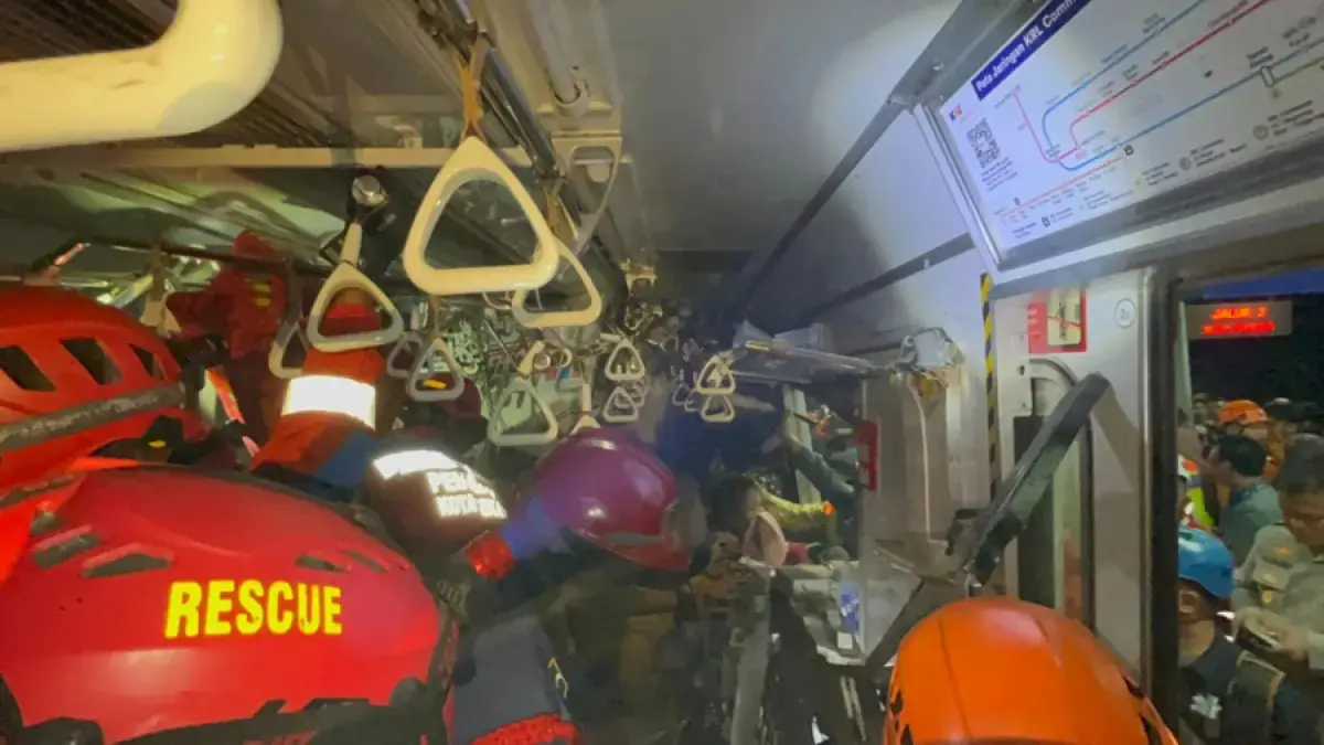 Tim Basarnas melakukan evakuasi korban kecelakaan KA Argo Bromo Anggrek dan KRL di Stasiun Bekasi TImur. (Basarnas)