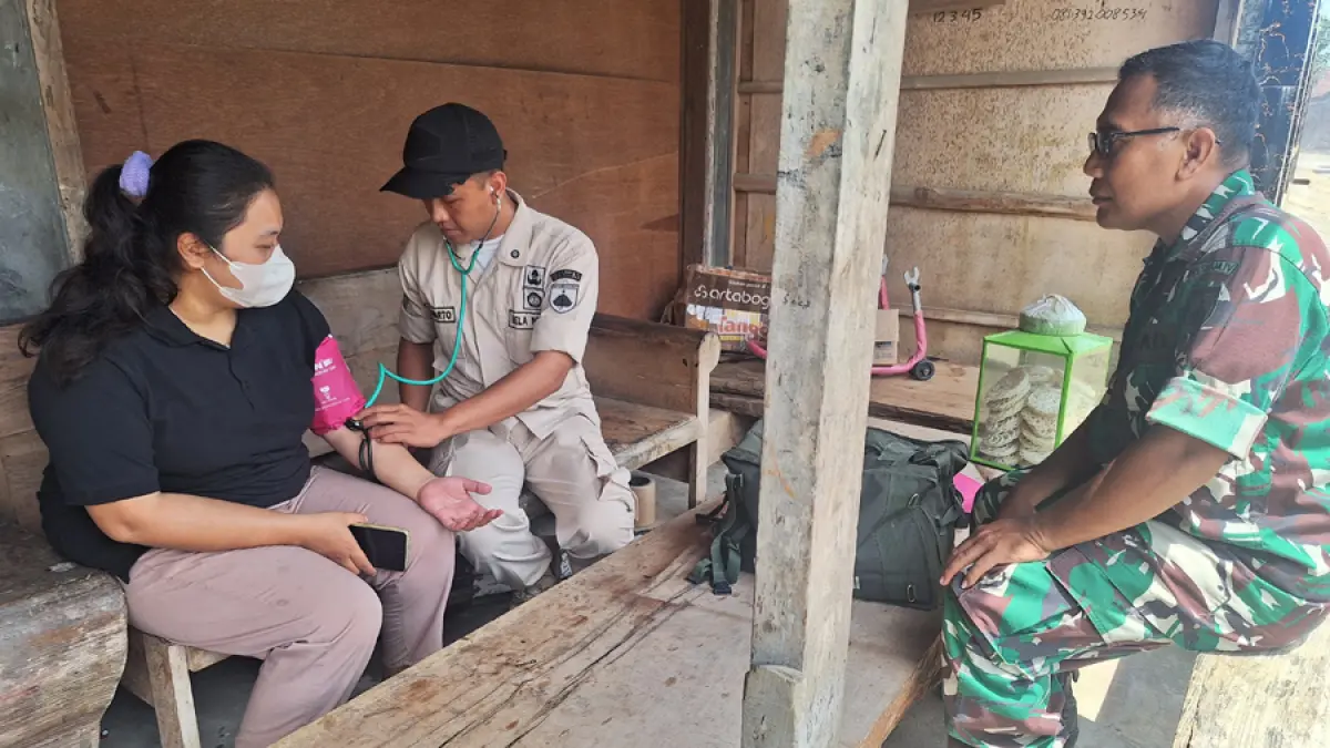 Tim Kesehatan TMMD Reguler Kodim Pati memeriksa kondisi warga Desa Godo Kecamatan Winong.&nbsp;