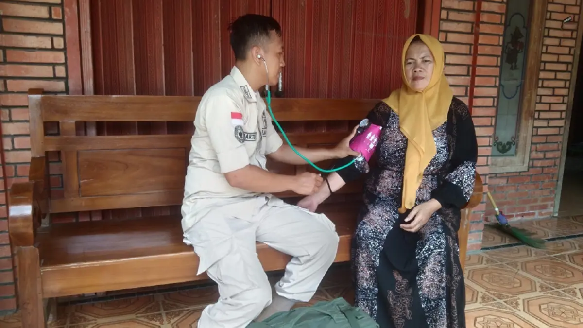 Tim Kesehatan TMMD Reguler Kodim Pati memeriksa kondisi warga Desa Godo Kecamatan Winong.&nbsp;