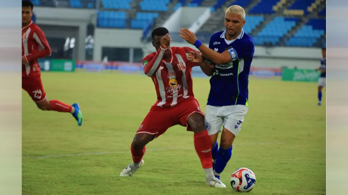 TUMBANG: Striker Persiku Igor Costa berebut bola dengan bek tengah Deltras FC Meshaal Hamzah pada laga kandang di Stadion Surajaya, Lamongan, kemarin sore. (PERSIKU KUDUS UNTUK RADAR KUDUS)
