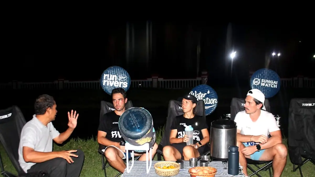 WATER STATION: Direktur Jawa Pos Radar Kudus Baehaqi saat berbincang di WS terakhir di Desa Kramat Kecamatan Penawangan.