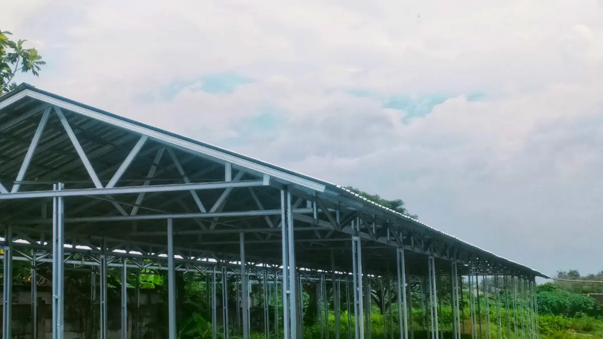 WISNU AJI/RADAR KUDUS

TUNGGU KEPASTIAN: Los relokasi pedagang pasar Rembang di Pasar Hewan Rembang ditumbuhi rumput ilalang kemarin. Tempat ini disiapkan jika pasar kota dibongkar, namun sampai 2026 ini tak kunjung ada kejelasan.