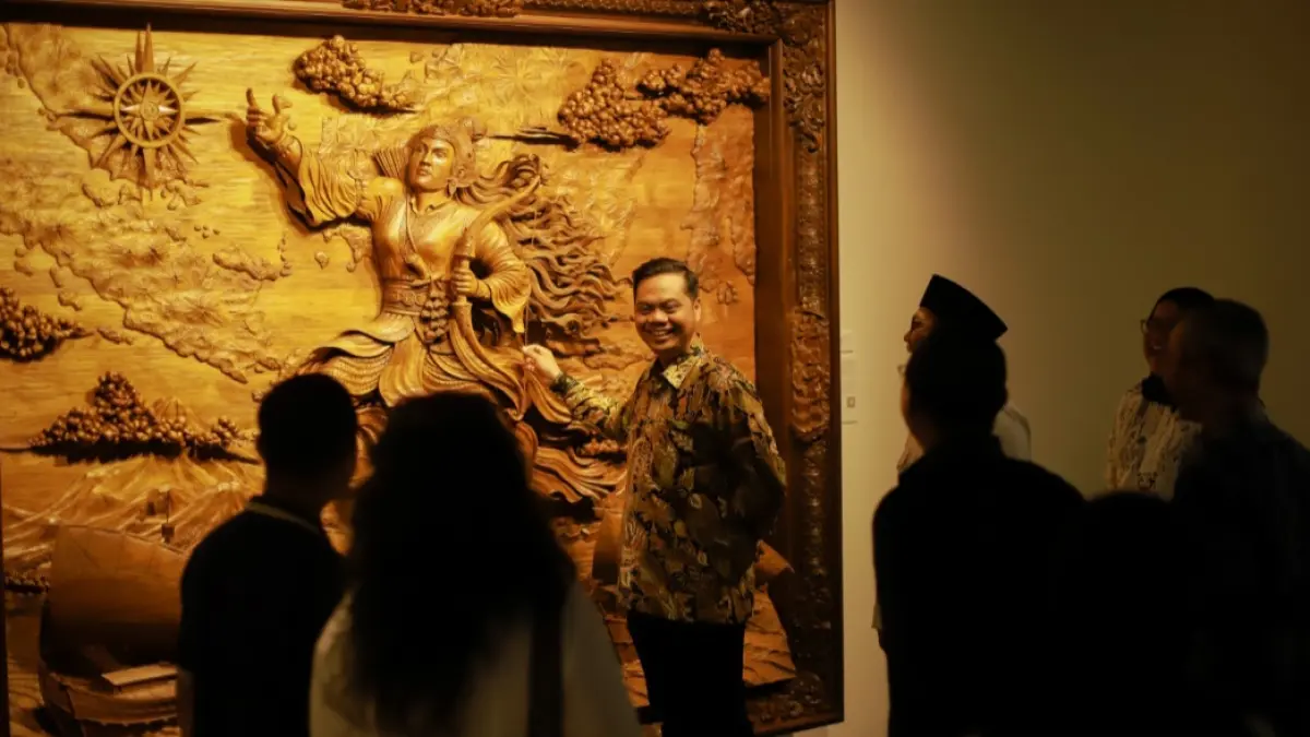 SENI TINGKAT TINGGI: Bupati Jepara Witiarso Utomo didampingi oleh para direktur, kurator, dan para seniman menilik salah satu karya, representasi kejayaan maritim dan kota niaga masa lampau, pada Rabu (29/4) di Museum Nasional Indonesia. (PANITIA TATAH UNTUK RADAR KUDUS)