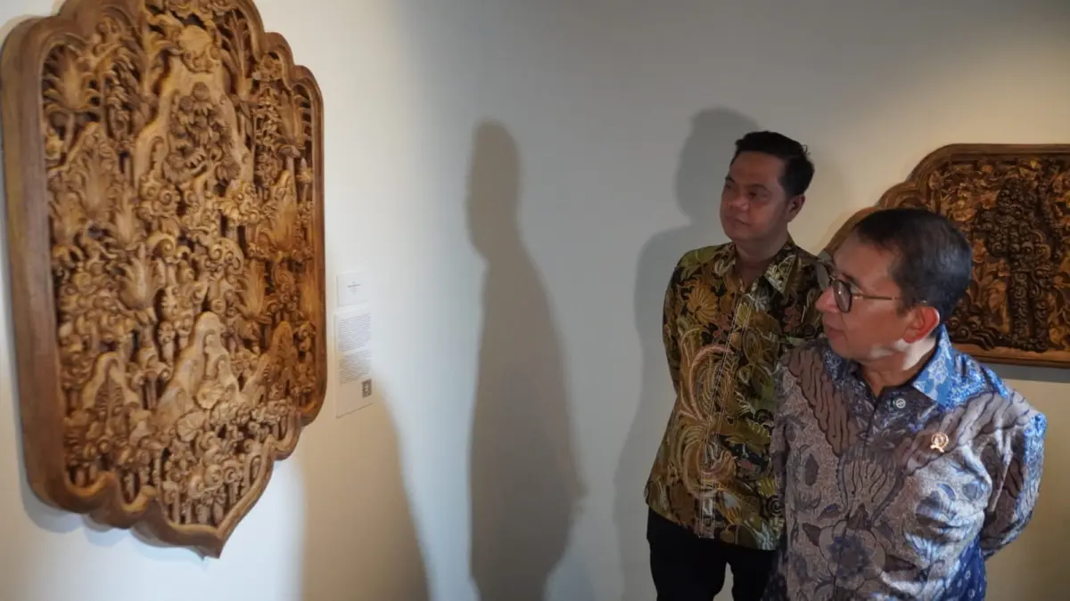 ANTUSIAS: Menteri Kebudayaan RI Fadli Zon menilik karya dengan corak pahatan sebagaimana di Masjid Astana Sultan Hadlirin Mantingan. (DISKOMINFO JEPARA UNTUK RADAR KUDUS)
