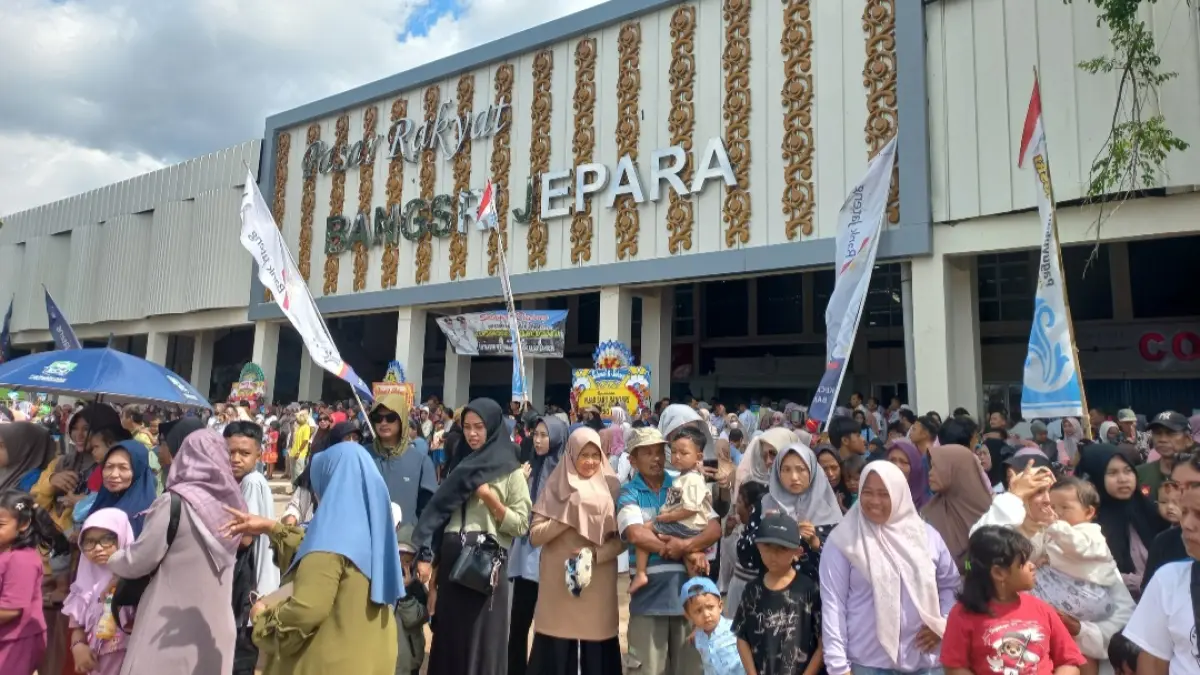 ANTUSIAS: Ribuan warga mendatangi prosesi perpindahan pedagang Pasar Bangsri lama ke Pasar Bangsri yang baru, pada Rabu (29/4). (FIKRI THOHARUDIN/RADAR KUDUS)