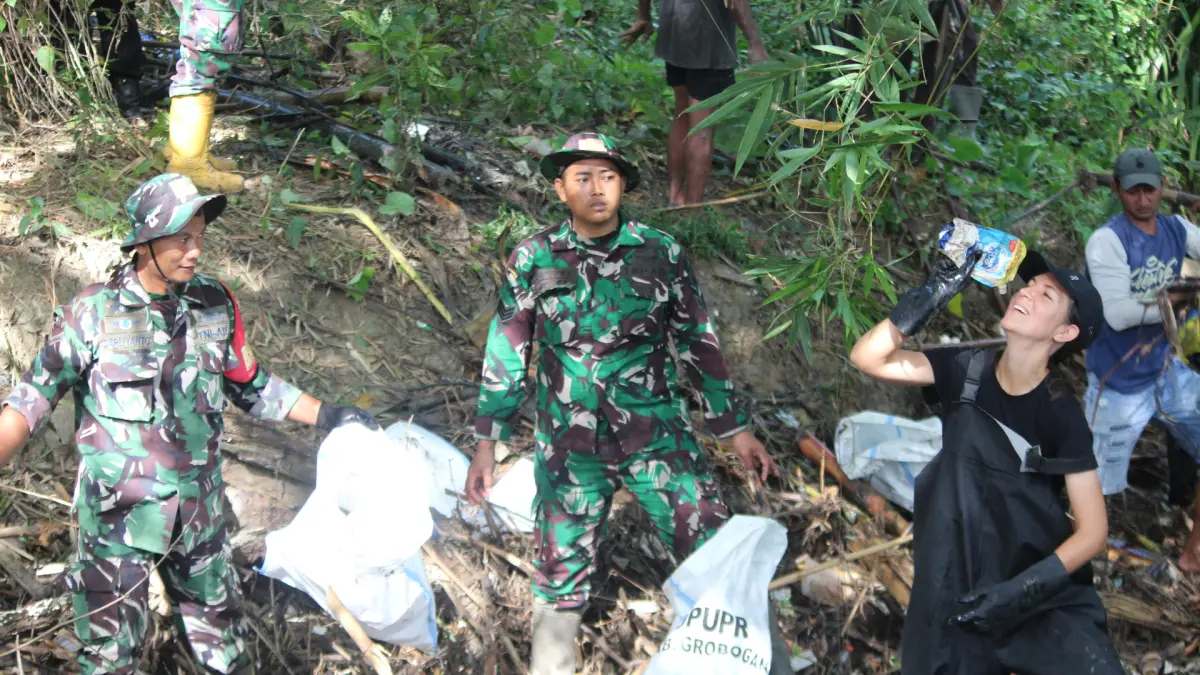 BERCANDA: Kelly Bencheghib saat berpura-pura minum pada sampah bekas susu.