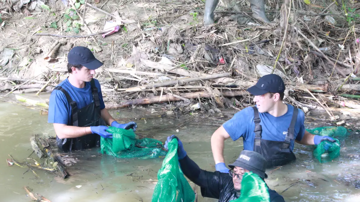 BERSIH SUNGAI: Sam dan Gary Bencheghib saat membersihkan Sungai Jajar Lama di Desa Kramat Kecamatan Penawangan. (INTAN MAYLANI SABRINA/RADAR KUDUS)