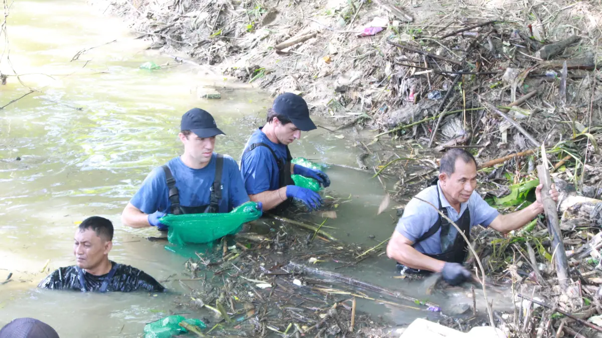 CLEAN UP: Aksi clean up Sungai Watch di Sungai Jajar Lama Desa Kramat Kecamatan Penawangan. (INTAN MAYLANI SABRINA/RADAR KUDUS) 