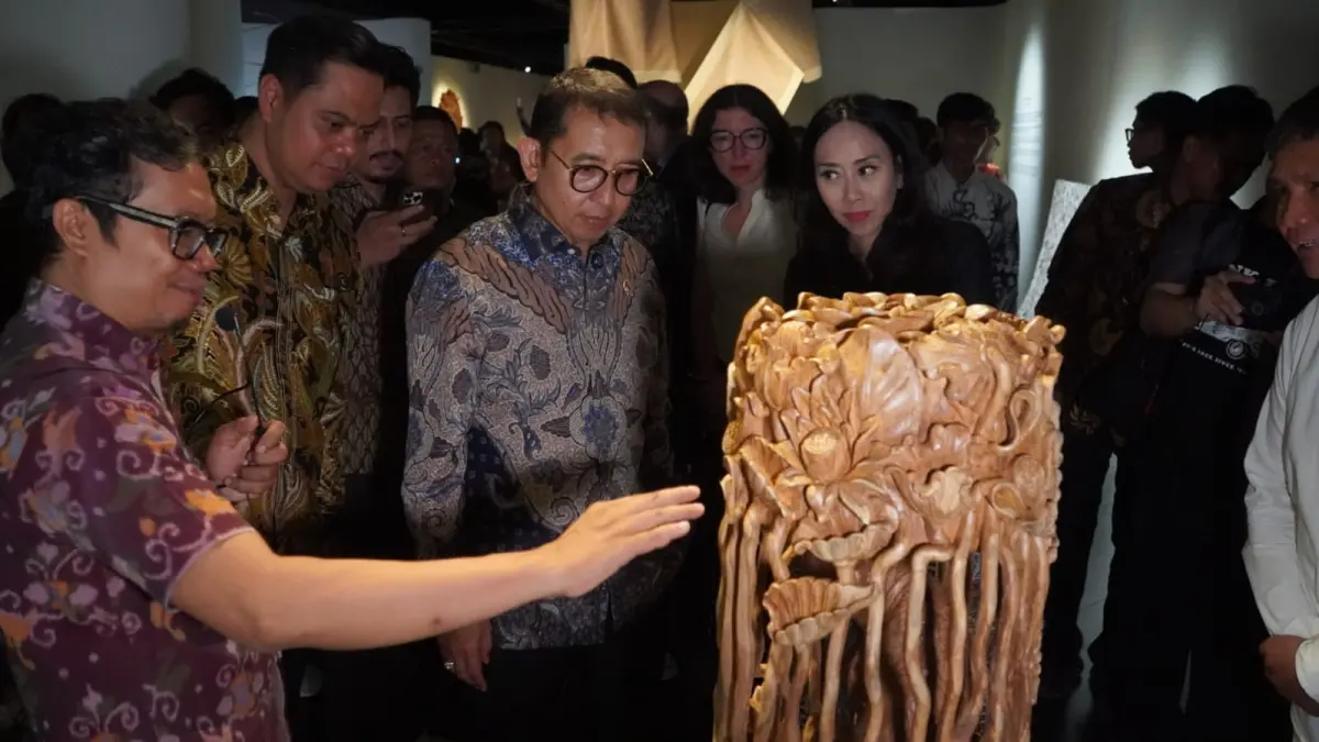 DETAIL TINGGI: Kurator TATAH, Nano Warsono mendampingi Menteri Kebudayaan RI Fadli Zon dalam menilik setiap karya yang dipamerkan di Museum Nasional Indonesia. (DISKOMINFO JEPARA UNTUK RADAR KUDUS)