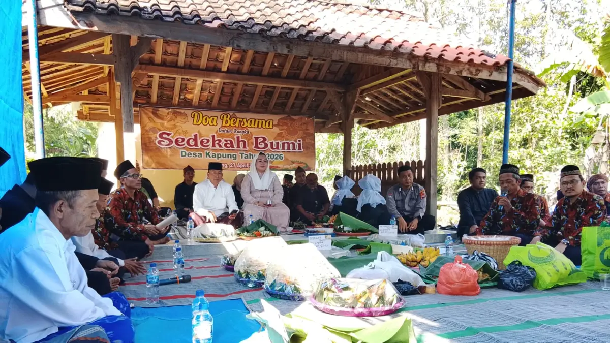 DOA BERSAMA – Kepala Desa Kapung Musarokah ikut doa bersama warga Desa dan tokoh masyarakat setempat dalam acara merti Deso sebagai Ajang Syukur keberlimpahan hasil pertanian dan bumi setempat. 