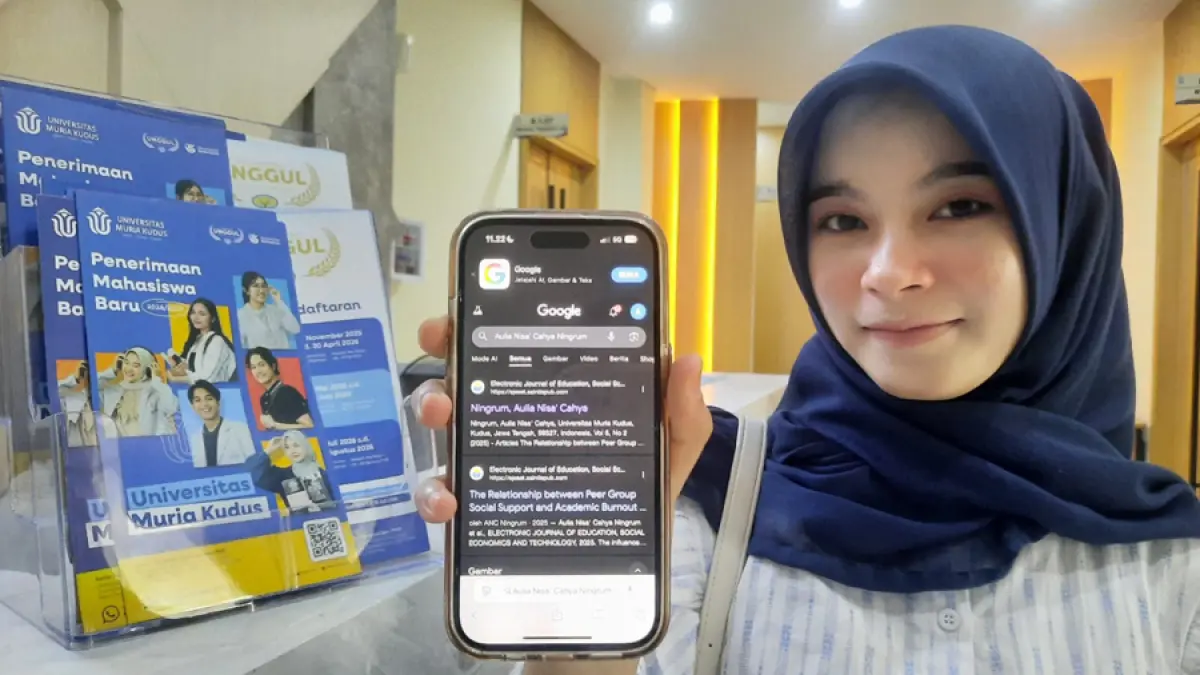 GANTI SKRIPSI: Aulia Nisa Cahayaningrum menunjukkan jurnalnya yang diterbitkan di penerbit jurnal nasional. (INDAH SUSANTI/RADAR KUDUS)