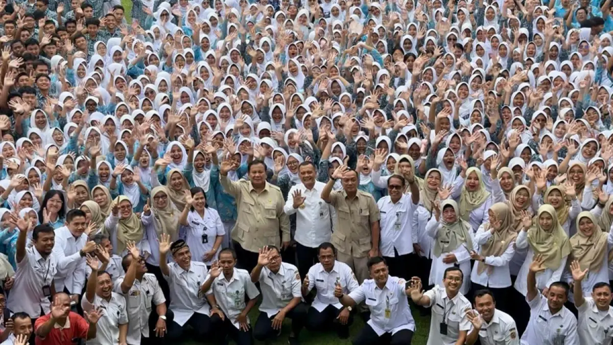 Gubernur Jateng Ahmad Luthfi mendamping Presiden Prabowo memantau pelaksanaan Program MBG di SMA Negeri 1 Cilacap, Rabu (29/4/2026).