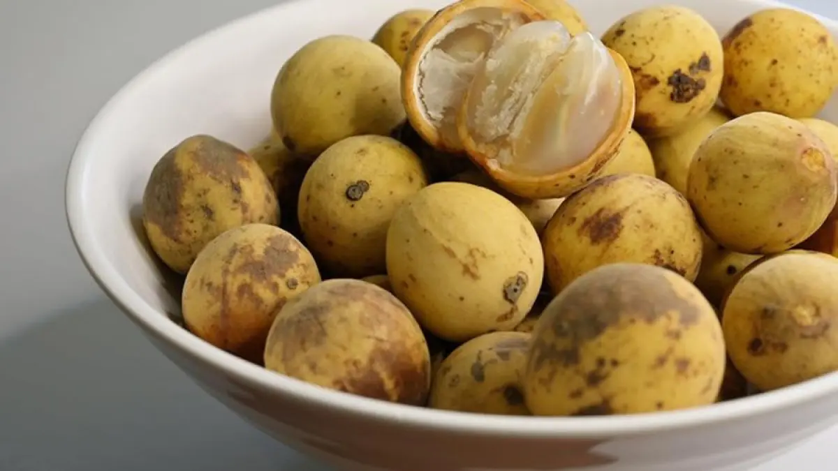 Ilustrasi buah duku (Getty Images/iStockphoto/Wirestock)