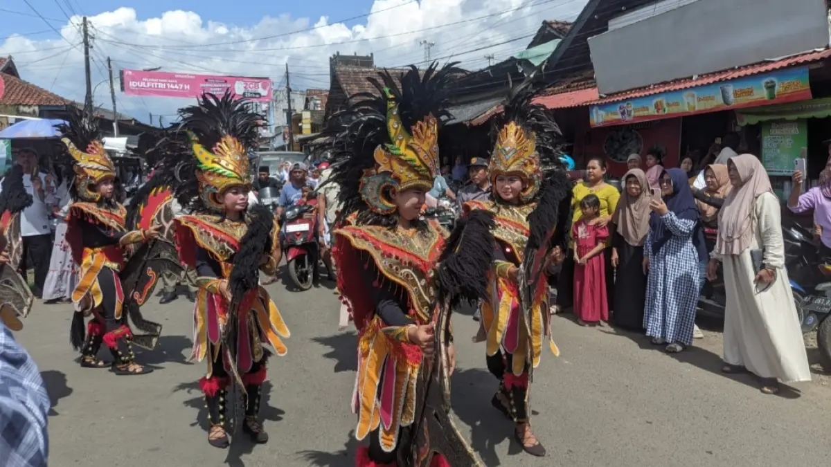MERIAH: Prosesi kirab perpindahan pedagang pasar pada Rabu (29/4) siang. (DISKOMINFO JEPARA UNTUK RADAR KUDUS)