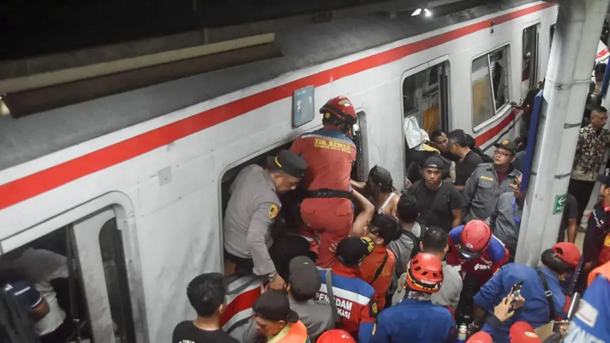 Petugas evakuasi korban kecelakaan kereta rel listrik (KRL) Commuter Line dengan kereta jarak jauh di Stasiun Bekasi Timur, Bekasi, Jawa Barat, Senin (27/4/2026). (Raiza Septianto/Radar Bekasi)
